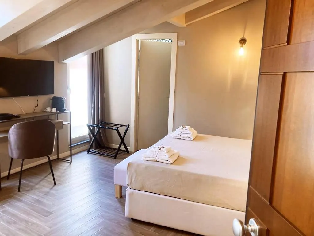 Gatto Bianco Rooms 42 Бергамо 0*,